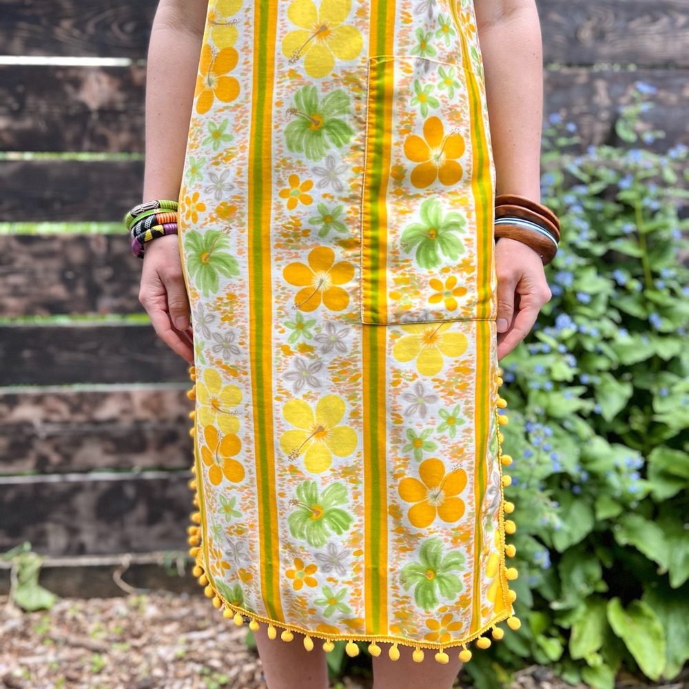 60s Hawaiian Tiki Dress w/ Pompom Trim - Picture 6 of 9